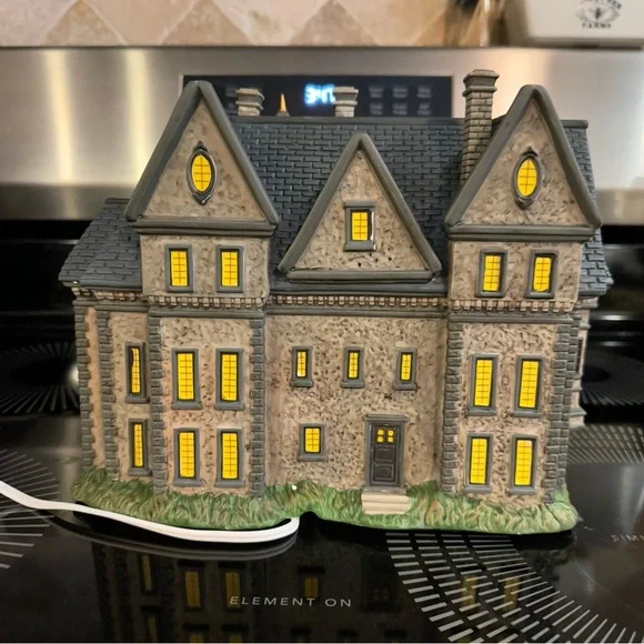 DC Comics Village Batman Wayne Manor Bruce and Alfred Department 56 - Picture 4 of 13